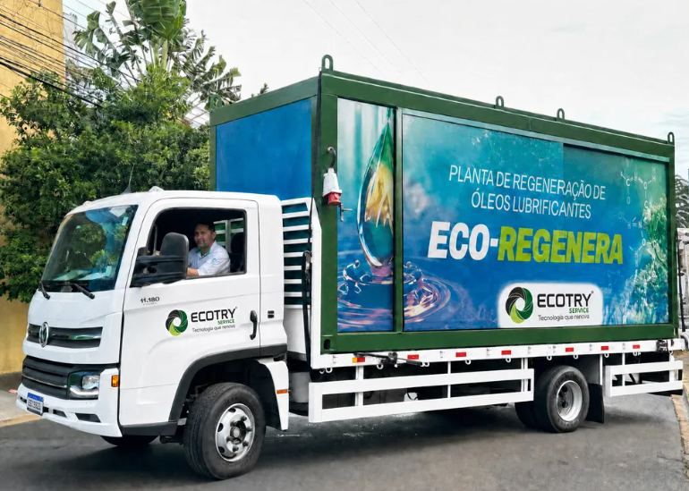 Planta móvel ECO-REGENERA — caminhão Ecotry com unidade de regeneração de óleos lubrificantes que vai até o cliente